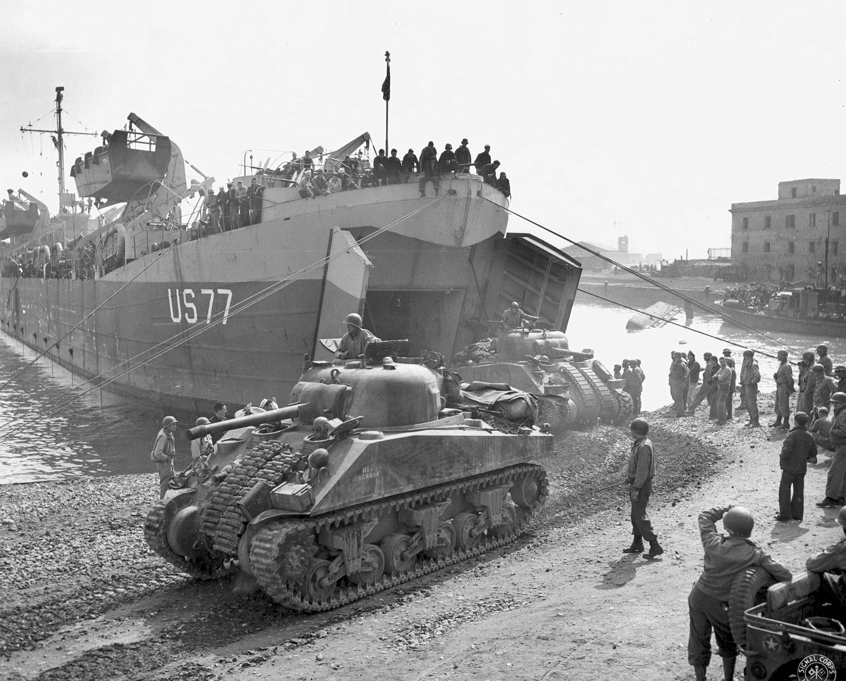 Shermans_disembarking