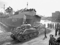 Shermans_disembarking